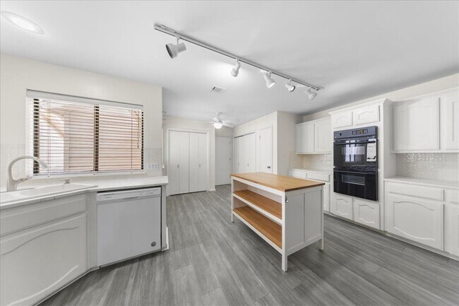 Building Photo - 10900 Crown Colony Dr