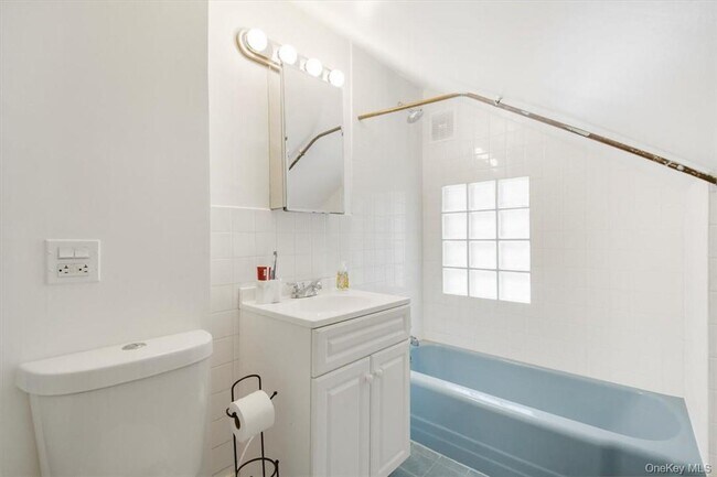 Building Photo - 1 Bayview Ave