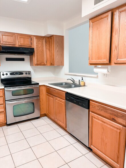 Kitchen - 1915 N Scovel St