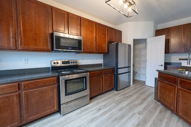 Building Photo - 956 Iron Bridge Dr