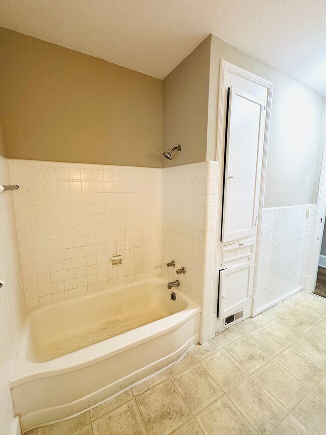 Building Photo - Charming 5-Bedroom Home with In-Law Suite ...