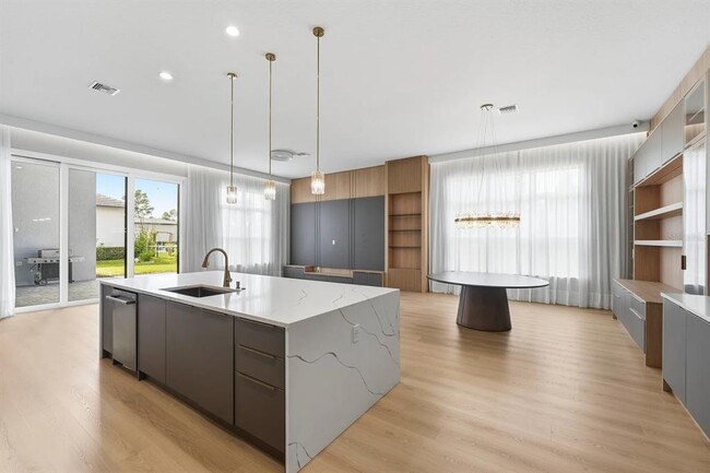 Building Photo - 16004 Pendio Dr