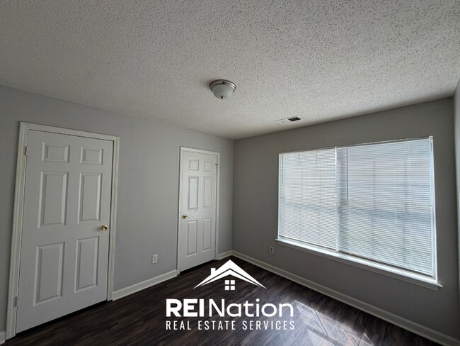 Building Photo - MEMPHIS CHARMER! | Vaulted Ceilings & Hardwood Floors | 3 Bed / 2 Bath & 2-Car Garage