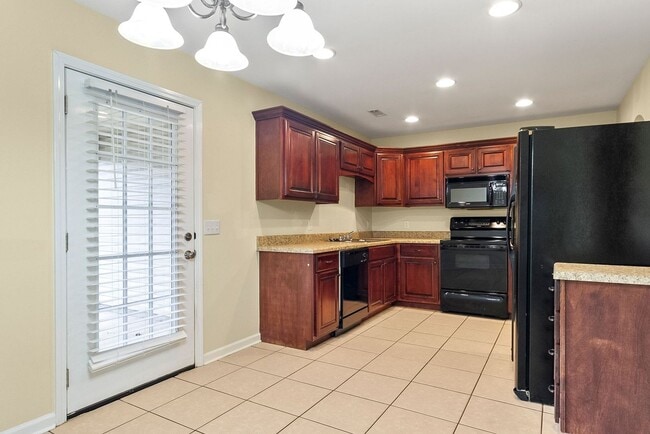 Building Photo - Nice 3 Bed 2 Bath Available in August! Boo...