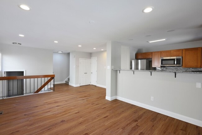 Building Photo - ??? RECENTLY UPDATED, 2 BEDROOMS AND 3 BAT...