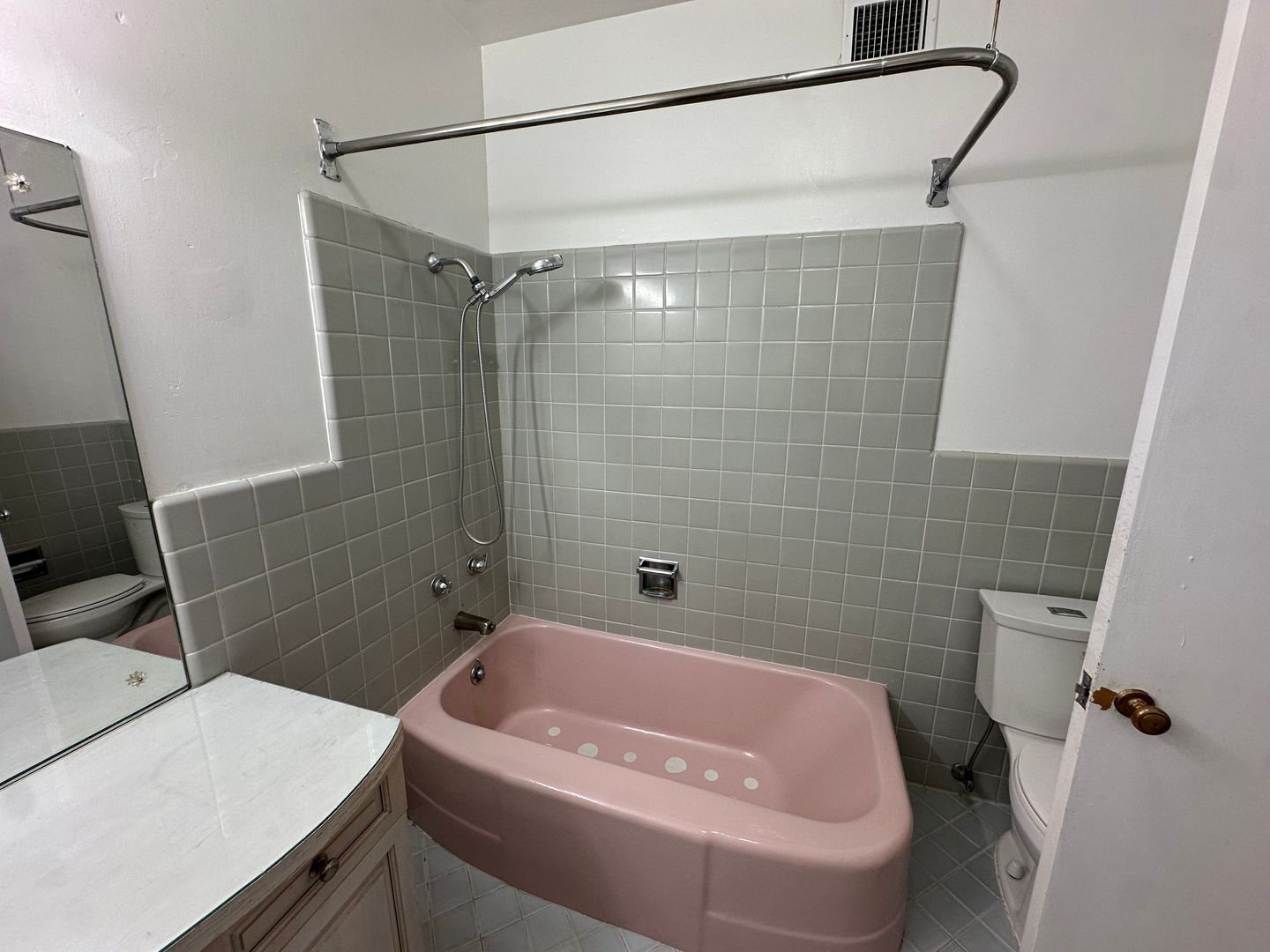 Building Photo - 2233 E Seneca St