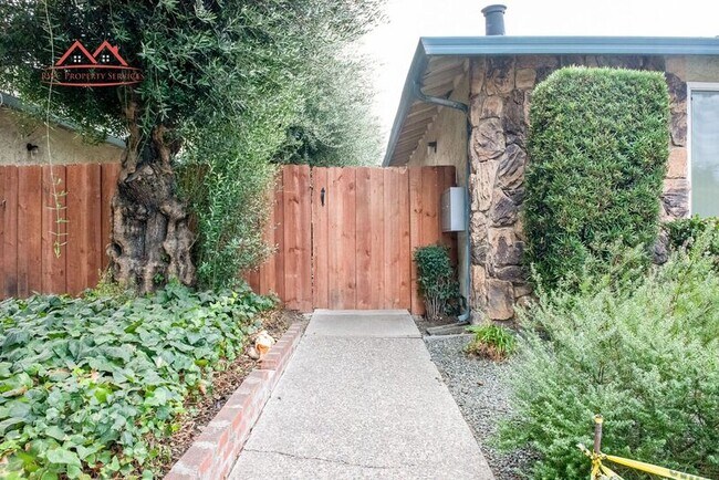 Building Photo - 3820 Moorpark Ave