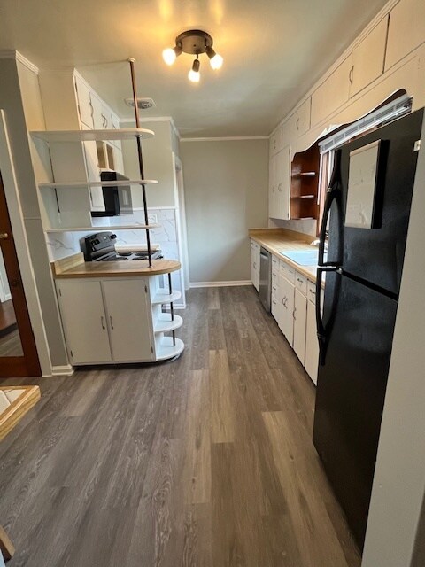 Kitchen - 1800 N Rosewood Ave