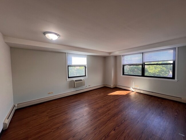 Building Photo - 3639 N Pine Grove Ave