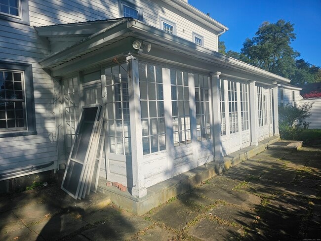 Building Photo - 10 N Lake St