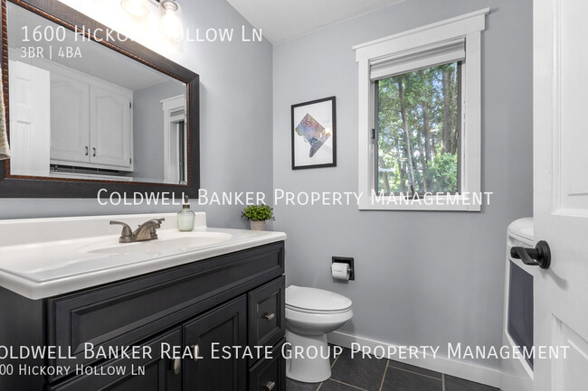 Building Photo - 1600 Hickory Hollow, Menasha