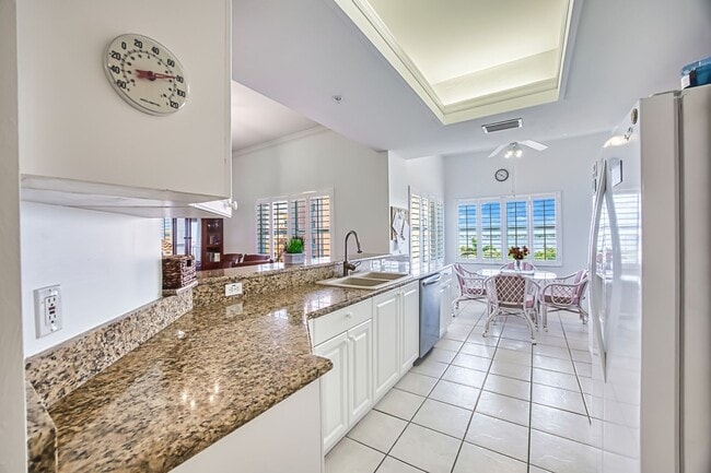 Building Photo - 3 bedroom 2.5 bathroom furnished condo