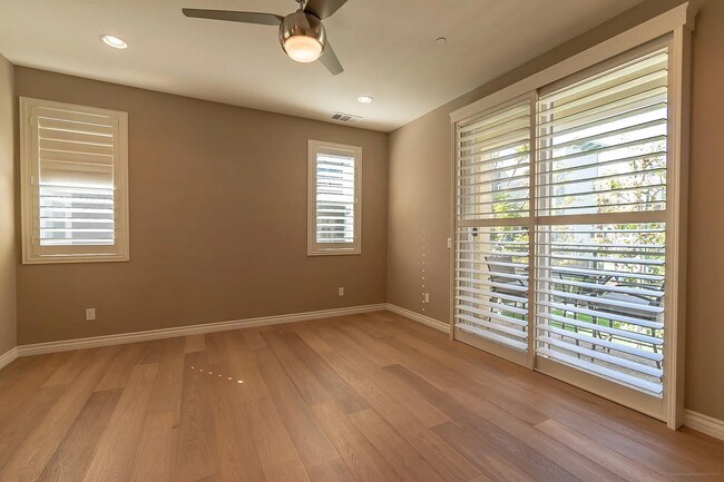 Building Photo - 225 Royal Glen