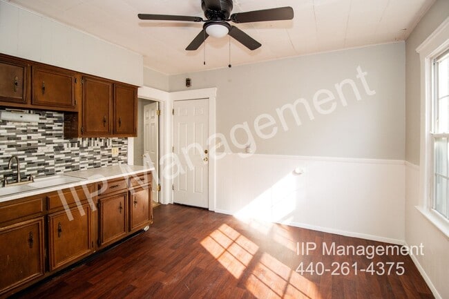 Building Photo - 9903 Sladden Ave