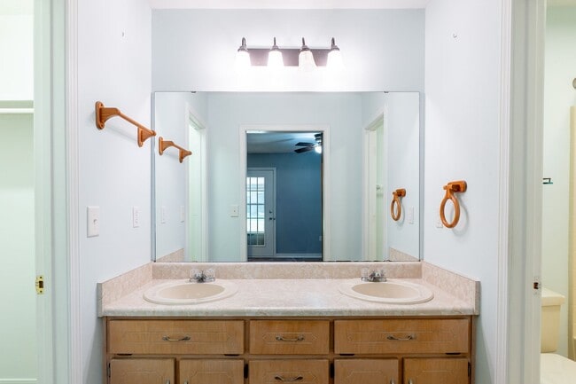 Building Photo - Charming Crestview Home