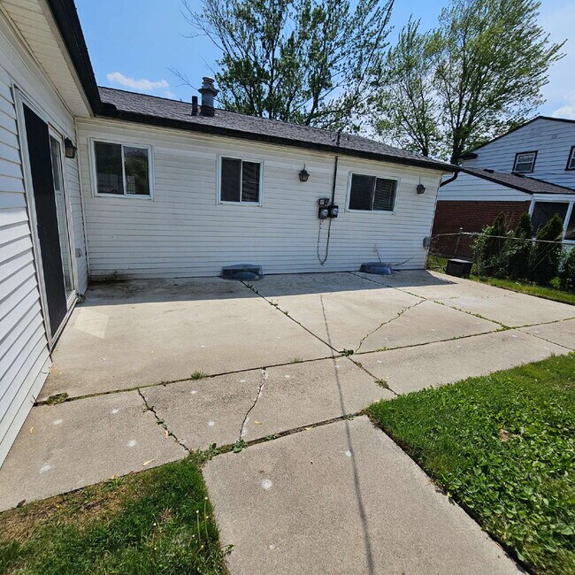 Building Photo - Updated 2 Bedroom Ranch with Open Living Room that Flows Through Kitchen, Dining Area to Great Ro...
