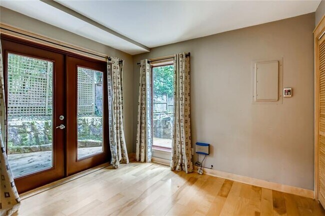 Building Photo - 522 Harold Ave NE