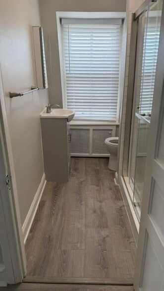 Bathroom B - 1421 Lincoln Ave