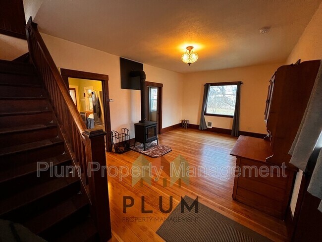 Building Photo - 208 Cedar St