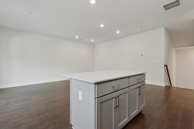 Building Photo - 3 Bedroom, 2.5 Bath Townhome in Steelpoint...