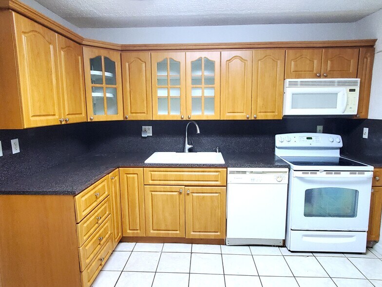 Building Photo - 2846 Van Buren St