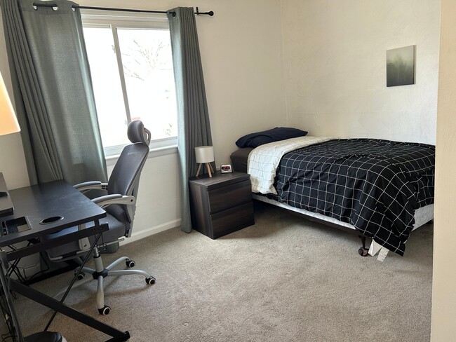 Building Photo - 911 Sherman Ln