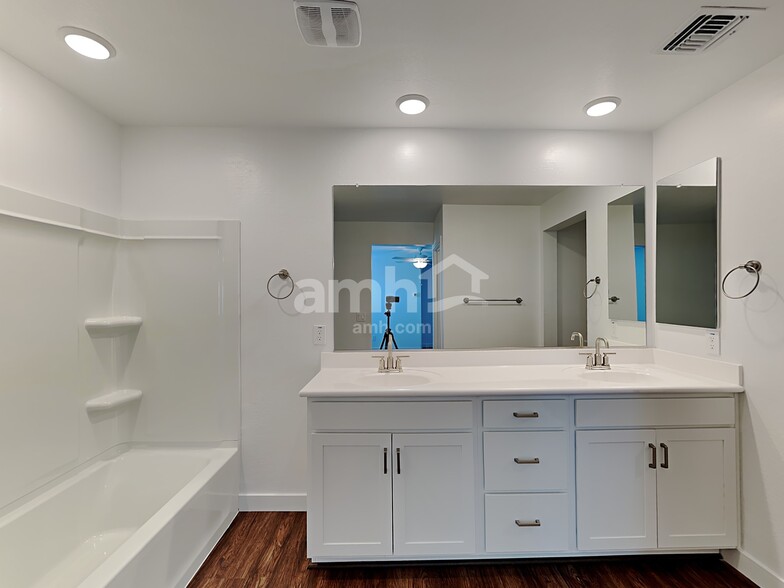 Building Photo - 4308 S 105th Dr