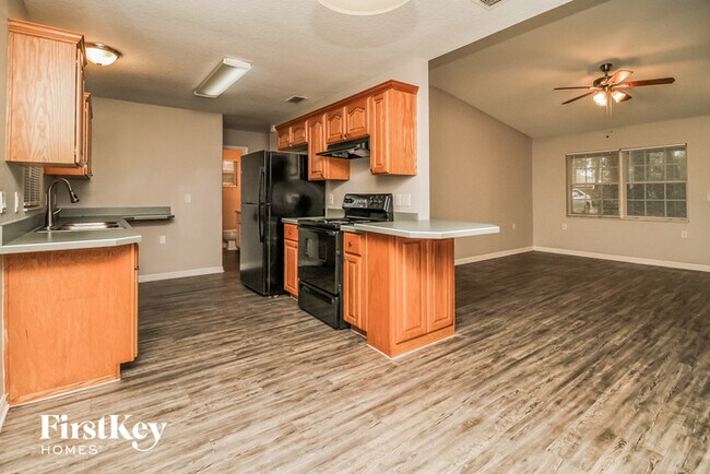 Building Photo - 31111 Oakmont Ave