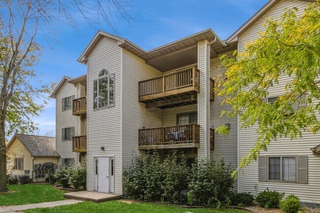 Building Photo - Updated 2 Bedroom with Garage and Off Street Parking Included!