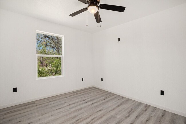 Building Photo - Spacious 3BR House in San Antonio Close to...