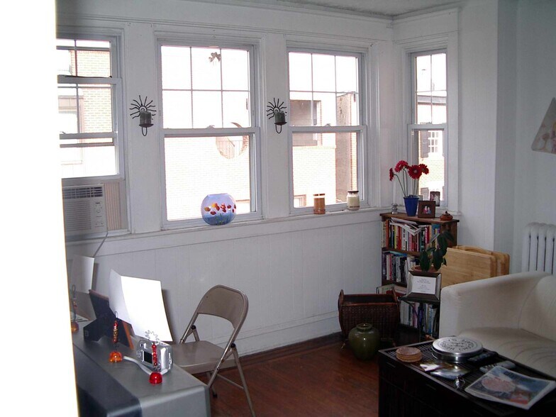 Building Photo - 300 Catharine St