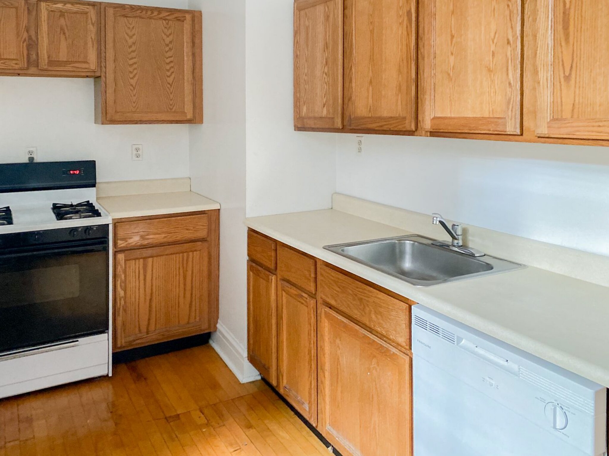 Building Photo - 1410 W Cornelia Ave