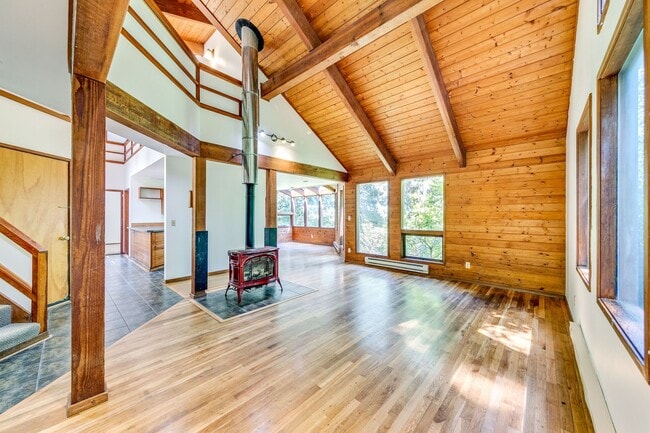 Building Photo - Private 3 Bedroom Home in the Woods