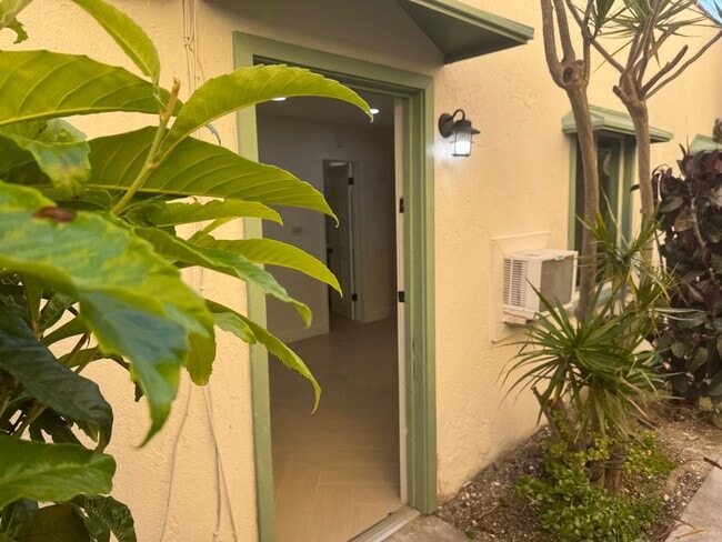 Building Photo - 633 Rose Ave