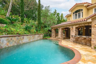Building Photo - Elegant 5BR Furnished Estate with Pool & G...