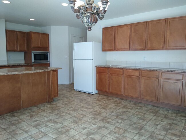 Building Photo - Massive and Expansive 5 Bedroom Green Vall...