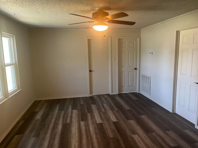 Building Photo - Newly Remodled 3 Bedroom 2 Bath with a Bon...