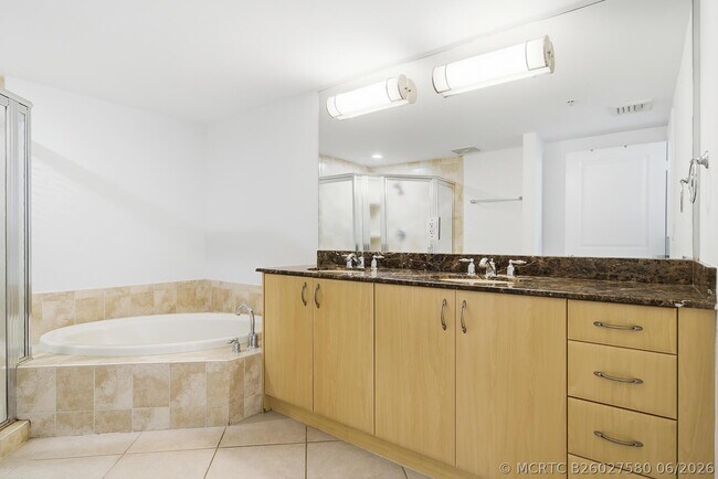 Building Photo - 403 S Sapodilla Ave