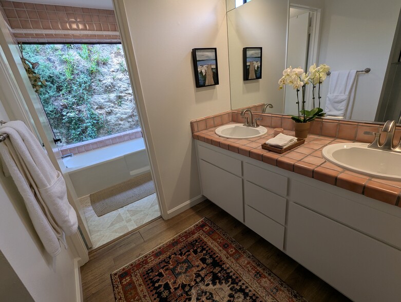 Master bath with twin sinks - 1868 Kaweah Dr