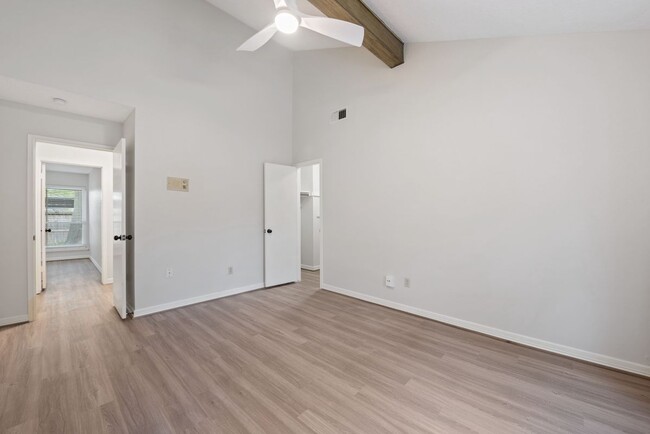 Building Photo - 11805 Southlake Dr