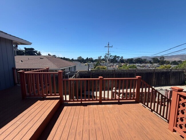 Building Photo - 460 Mariposa Dr