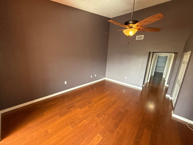 Building Photo - 790 E Gilchrist Ct