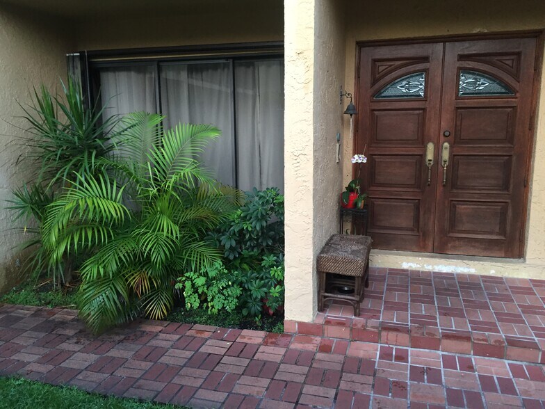 Building Photo - 1990 Brickell Ave