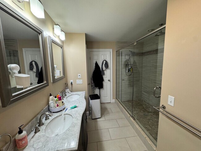 Building Photo - Waltham 3 bed 2.5 Bath