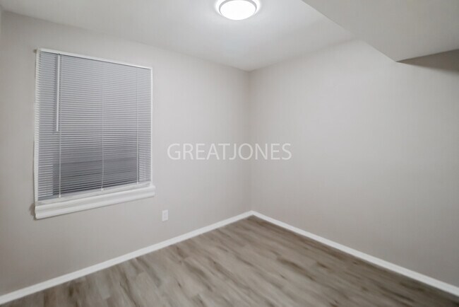 Building Photo - NOW OFFERING 1/2 MONTH FREE WITH SIGNED LE...