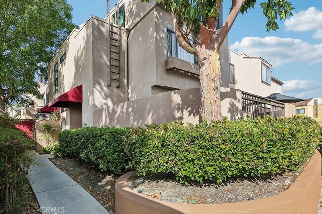 Building Photo - 25761 Le Parc