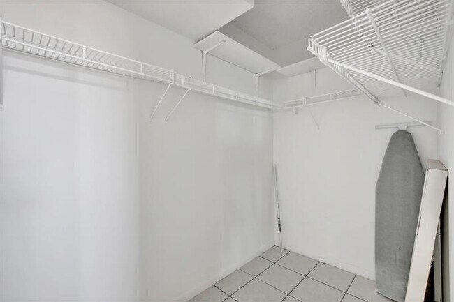 Building Photo - 2350 NE 14th Street Causeway