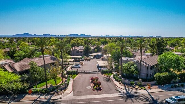 Building Photo - 2-bedroom 2 bath condo in Gated Community ...