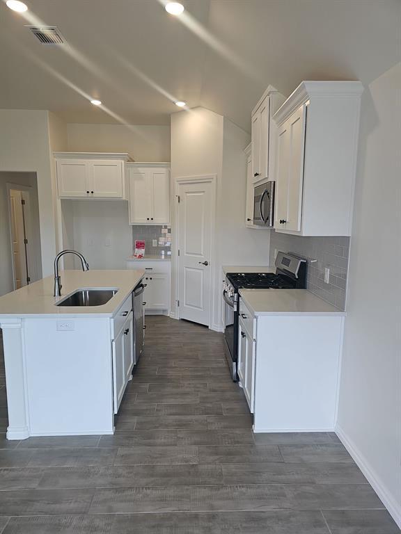 Building Photo - 3701 Lynne Ave