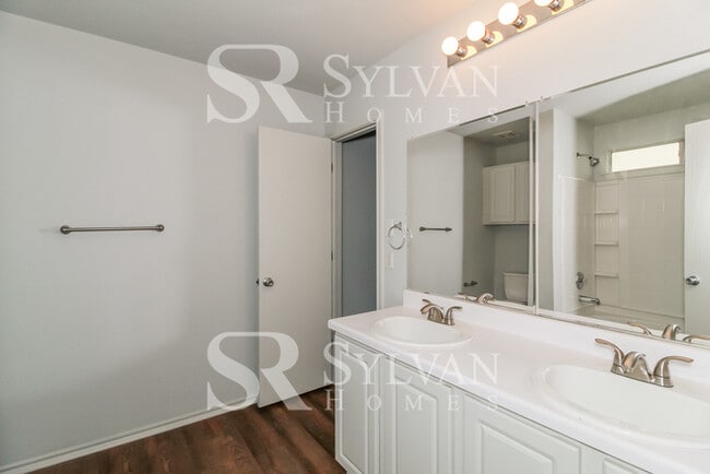 Building Photo - Prepare to fall in love with this 3 bedroom, 2 bathroom home